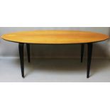 Cherner, Norman (1920 Brooklyn 1987)Cherner Table. Geformtes Schichtholz, Beine und Unterseite der