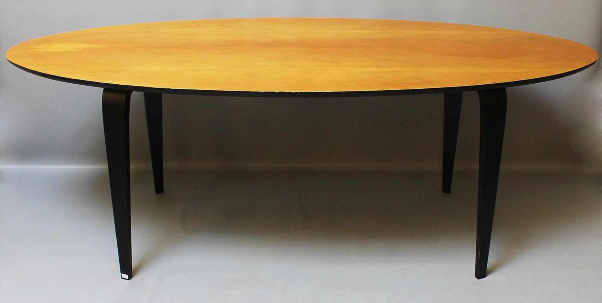 Cherner, Norman (1920 Brooklyn 1987)Cherner Table. Geformtes Schichtholz, Beine und Unterseite der