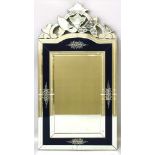 Venezianischer Wandspiegel.Spiegelglas mit Facettschliff und offen gestalteter Bekrönung. 120x 64