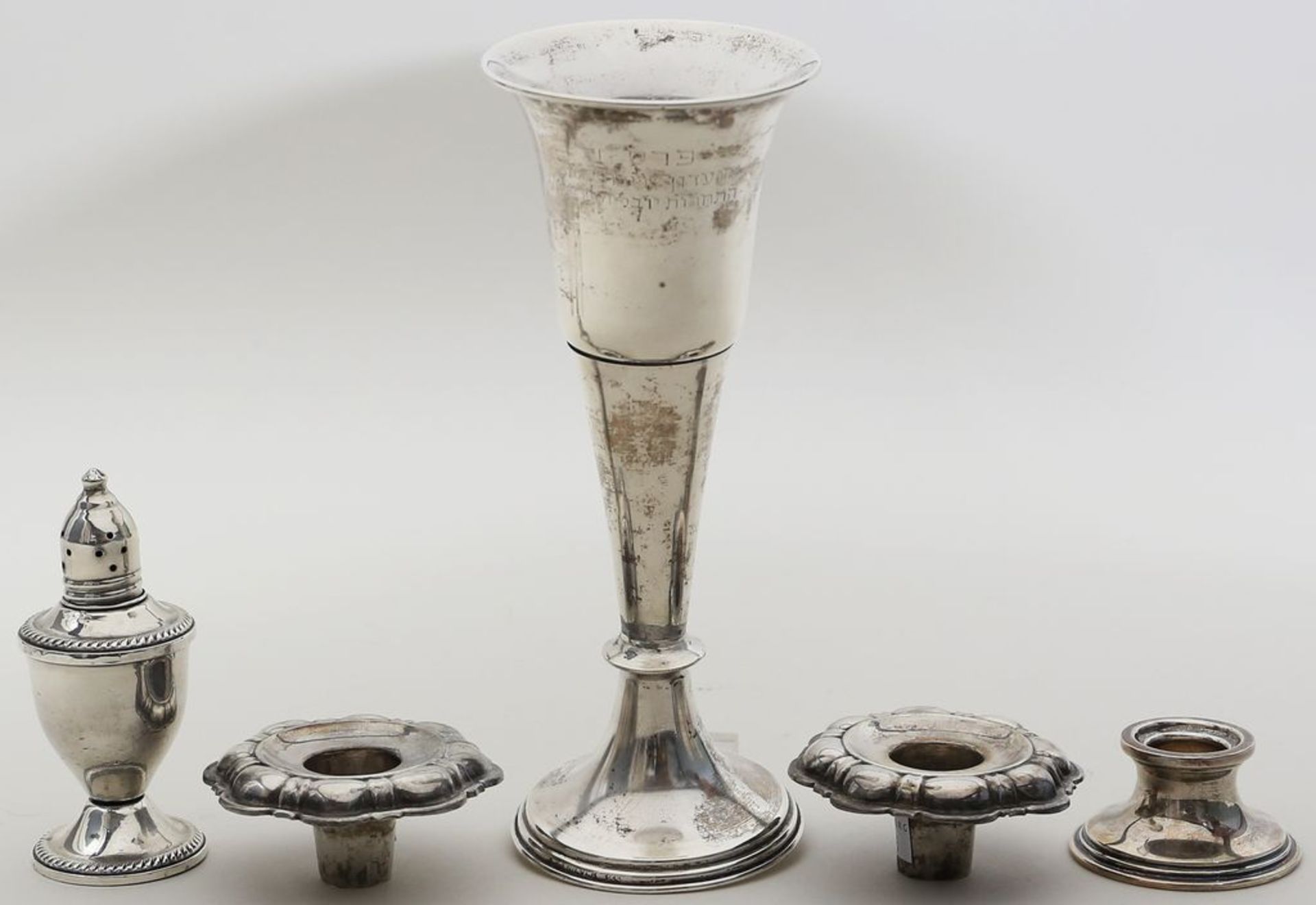 Art Deco-Vase.833/000 Silber, 108 g. Trompetenform, mit hebräischer Inschrift. 1. Hälfte 20. Jh.