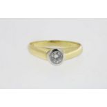 Bicolor gouden solitairring bezet met diamant briljantslijpsel ca.0.20 ct. geh. 750/000 gew. 4gr.A