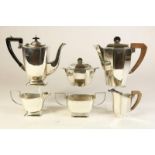 3 delen Art Deco verzilverd koffie servies, hierbij een koffiekan, suikerpot en melkkan, Engeland.