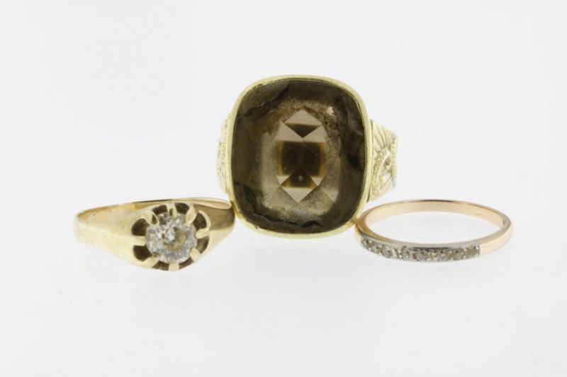 Lot gouden ringen waarbij 1 met diamant, achtkant en rookglas, geh. BWG gew.14gr.A lot golden rings,