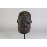 Houten gestoken Makonde helmmasker van mannenhoofd, Mozambique, l. 25 cm.Wooden carved Makonde