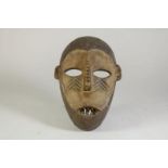 Houten gestoken Bwaka masker met open ogen en mond, Democratische Republiek Congo, l. 28Wooden