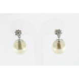 Witgouden oorhangers met parel (south sea cultive 13 x 14) en briljantjes 0.39ct. geh. 750/000A pair