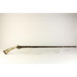 Arabisch vuursteen geweer/musket met parelmoer ingelegde kolf, l. 150 cm. (defect)