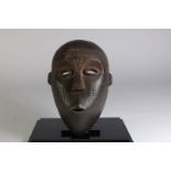 Houten gestoken masker met open ogen en half open mond, Democratische Republiek Congo/ Brazza, l. 30