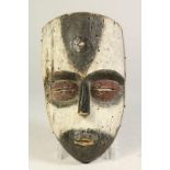 Houten gestoken deels polychroom Galoa masker met spleetogen en glas in voorhoofd, Gabon, l. 28 cm.