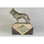 Marmeren Art Deco pendule bekroond met hond, h. 42 cm. (geen sleutel)