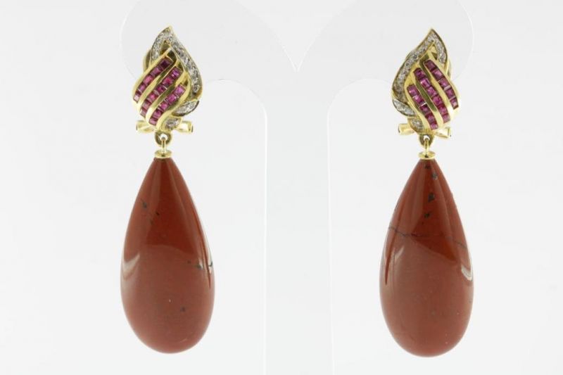 Geelgouden oorhangers bezet met jasper, diamant en robijn, geh. 750/000A pair of golden cornelian