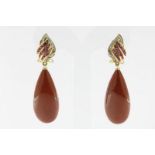 Geelgouden oorhangers bezet met jasper, diamant en robijn, geh. 750/000A pair of golden cornelian