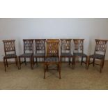 Serie van 8 mahonie gefineerde stoelen met opengewerkte rugleuning voorzien van gestreepte bekleding