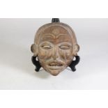 Houten gestoken Tjokwe masker met spleetogen en open mond, Angola, l. 23 cm.Wooden carved Tjokwe