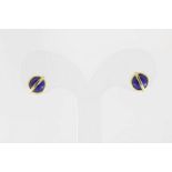 Geelgouden oorstekers bezet met lapis lazuli geh. 750/000A pair of yellow gold earrings