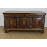 Eiken dekenkist met gestoken fries waaronder 3 panelen, 19e eeuw, h. 68 w. 134 d. 60 cm.Oak chest,