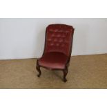 Mahonie breistoel bekleed met rood velours bekleed afgezet met siernagelsMahogany nursery chair with