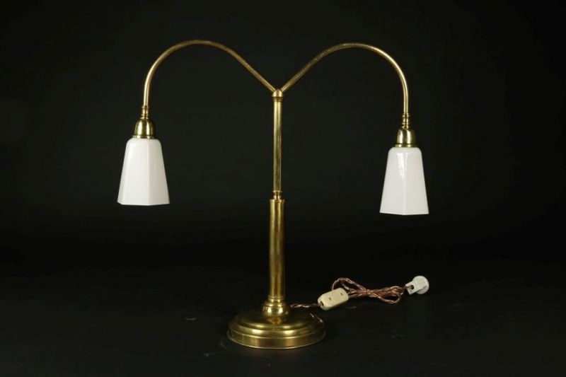 Koperen leeslamp met 2 wit glazen kappenTable lamp with 2 white glass shades