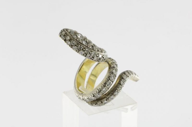 Gouden slangenring bezet met ca. 5 ct. diamant in zilveren applique gevat, gew.23gr.A gold snake - Image 4 of 4