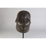 Deels houten gestoken Makonde helmmasker, Mozambique, l. 23 cm.Partly wooden carved Makonde helmet