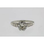 Platina Engelse ring bezet met diamant ca. 1.58ct. oud slijpsel diamant (K) SI, en 6 x 0.30ct.