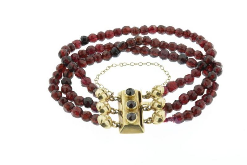 2 Granaten armbanden met gouden slot, holl. kl.keurA lot with 2 garnet necklaces, with gold - Image 2 of 3