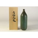 Groen gepatineerde cilindervaas, ges. Saburo Aso (1929), Japan, h. 25 cm. in originele gesigneerde