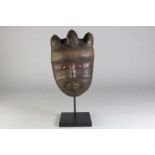 Houten gestoken Tjokwe deels polychroom masker met open ogen en gesloten mond, Zambia, l. 30 cm.