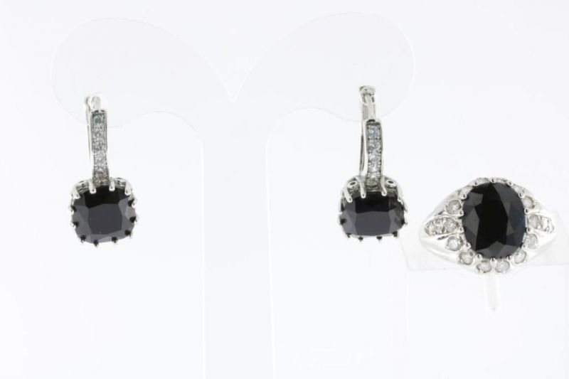 Set met witgouden ring, oorhangers bezet met diamant en zwarte stenen, geh. 585/000, gew. 11gr.