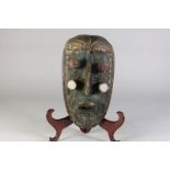 Houten gestoken Grebo deels polychroom masker met open mond, Ivoorkust, l. 38 cm.Wooden carved Grebo