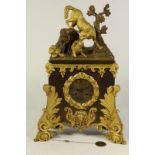 Deels bronzen pendule bekroond met wolf en schaap, Frankrijk 19e eeuw, h. 46 cm. (kop van wolf