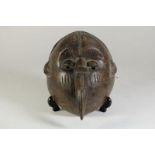 Houten gestoken Signasi masker met half gesloten ogen en snavel, Equatoriaal- Guinea, l. 29 cm.