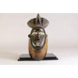 Houten gestoken oud Baule masker met spleetogen en open mond, Ivoorkust, l. 40 cm.Wooden carved