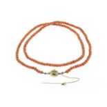 Bloedkoralen snoer aan gouden tonslot, 19e eeuwA coral necklace with golden locket 19e cent.