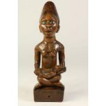 Houten gestoken sculptuur vrouw met kind, Afrika, h. 35 cm.