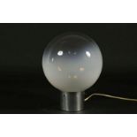 Design chromen tafellamp met bolglazen kap, h. 33 cm.Design chrome table lamp with glass