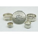 Lot van 4 servetringen en een crescunt concordia res parvae munt (vermaakt tot broche)Lot silver,