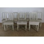 Serie van 8 wit beschilderde houten stoelen met gekleurde stof (met diverse restauraties)Set of 8