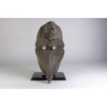 Houten gestoken Sepik schild met hoofden, Nieuw Guinea, l. 56 cm.Wooden carved Sepik schild with