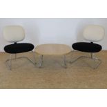 Salontafel op chromen onderstel met bijpassende stoelen bekleed met zwart en creme stof, Model Vega,