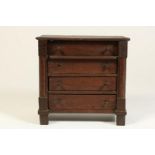 Eiken meesterstuk/miniatuur commode met 4 laden, 19e eeuw, h. 21 br. 22 d. 12 cm. (defecten)Wooden