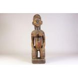 Houten gestoken Bakongo fetisj sculptuur van knielend vrouwen figuur voorzien van glazen ogen en
