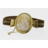 Haargevlochten armband met gouden ovale camee als slot, 19e eeuwA memory hair bracelet with cameo