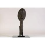 Houten gestoken Mau masker met spleetogen en snavel, Liberia, l. 58 cm.Wooden carved Mau mask with