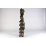 Houten gestoken Mossi sculptuur van slang, Burkina Faso, h. 80 cm.Wooden carved Mossi sculpture of