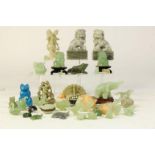 Uitgebreid lot hoofdzakelijk jade sculptuurtjes bestaande uit temepelleeuwen, olifant, uil en paard