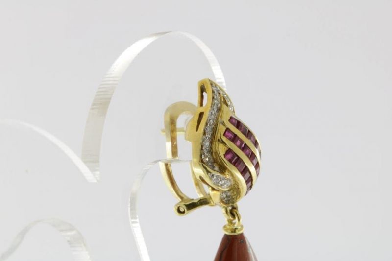 Geelgouden oorhangers bezet met jasper, diamant en robijn, geh. 750/000A pair of golden cornelian - Image 5 of 5