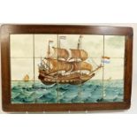 15 delen aardewerk Mosa tegeltableau met afbeelding van oorlogsschip in houten kader, 50 x 78 cm.