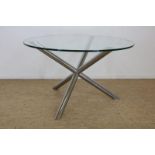 Rond design tafel met glazen blad op chromen onderstel, h. 68 diam. 119 cm.Round design table with