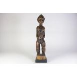 Houten gestoken Baoulé sculptuur van staande vrouw, Ivoorkust, herkomst: Collectie Simpson New York,